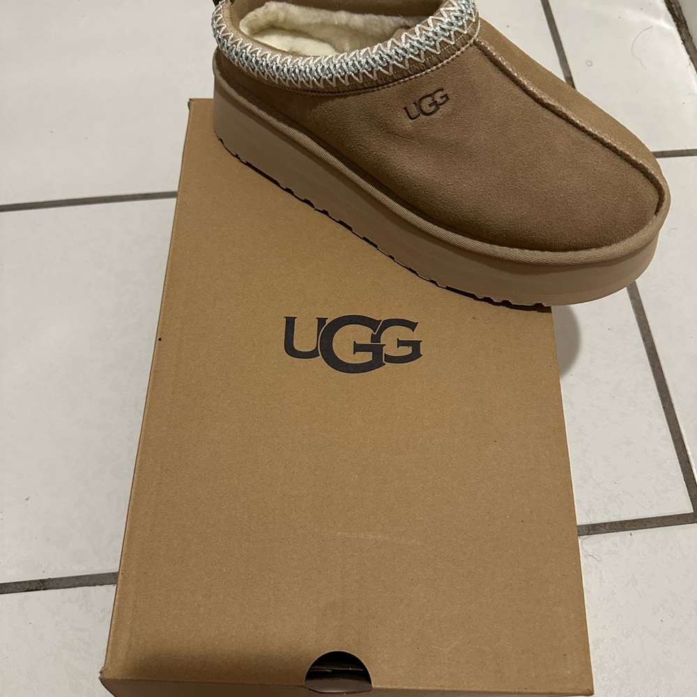 Authentic UGG Women Tazz Platform Slipper. Never been worn.